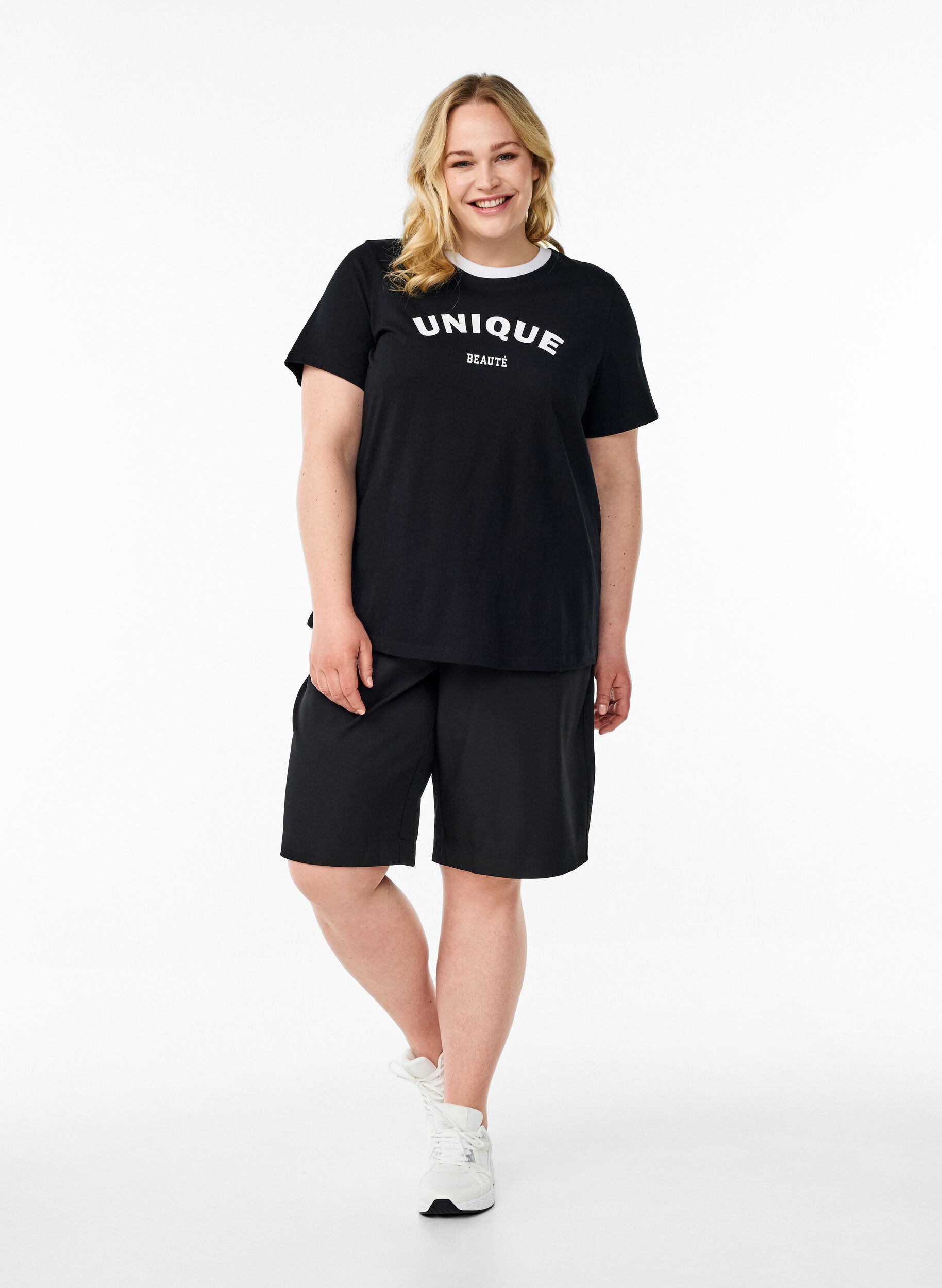 Zizzi T-skjorte med teksttrykk og kontrasterende kant, Svart, Model image number 1