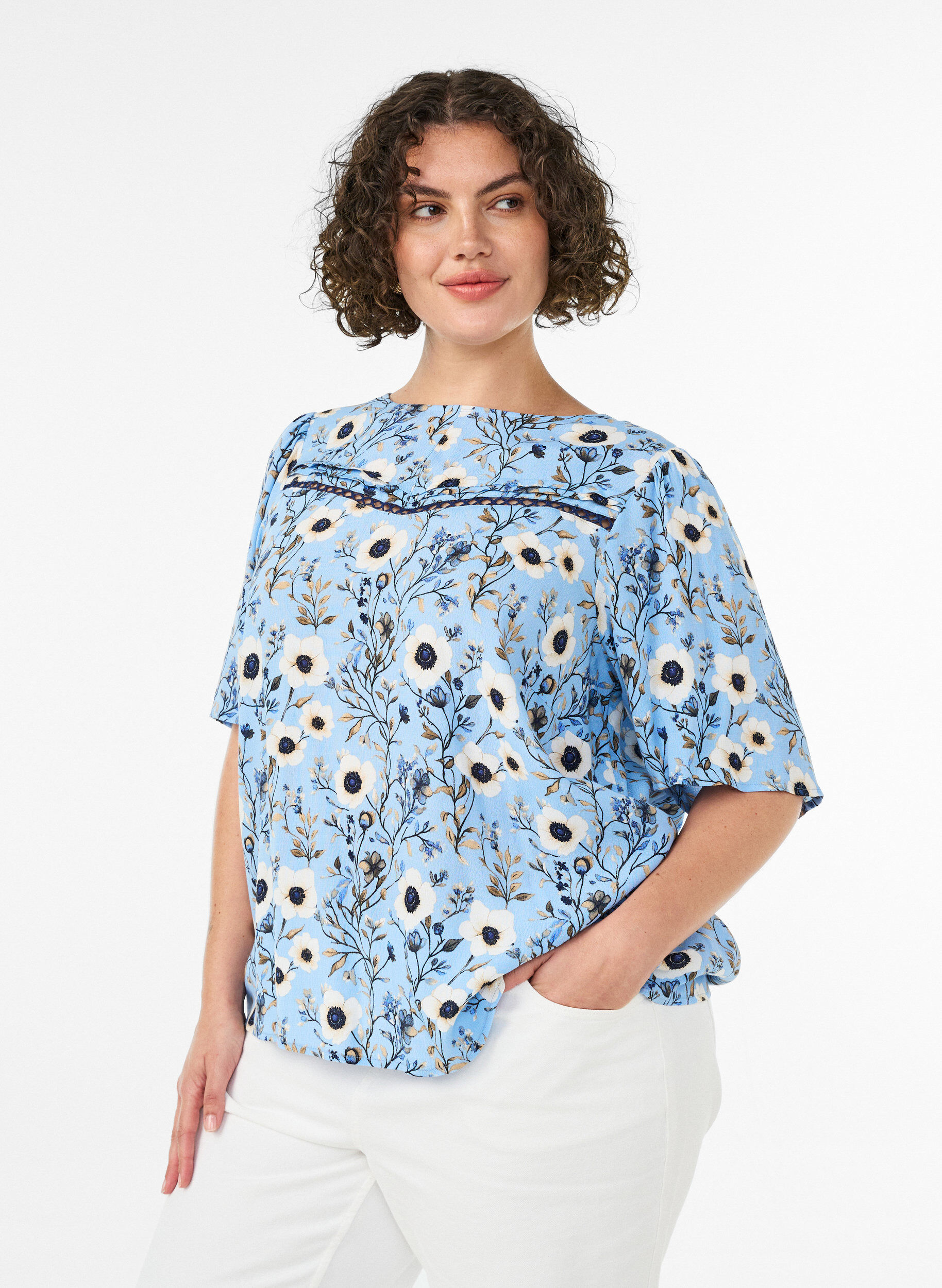Bluse med blomstertrykk og korte ermer, Bl&aring;, Model