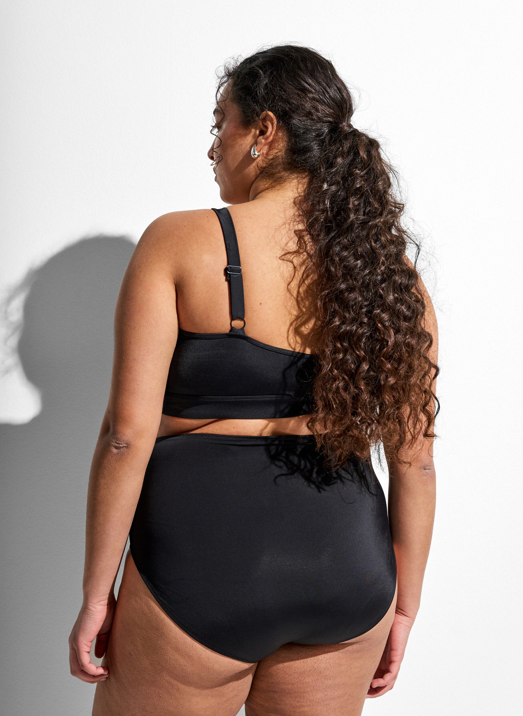 Zizzi Ensfarvet bikinitruse med h&oslash;y midje, Svart, Model image number 1