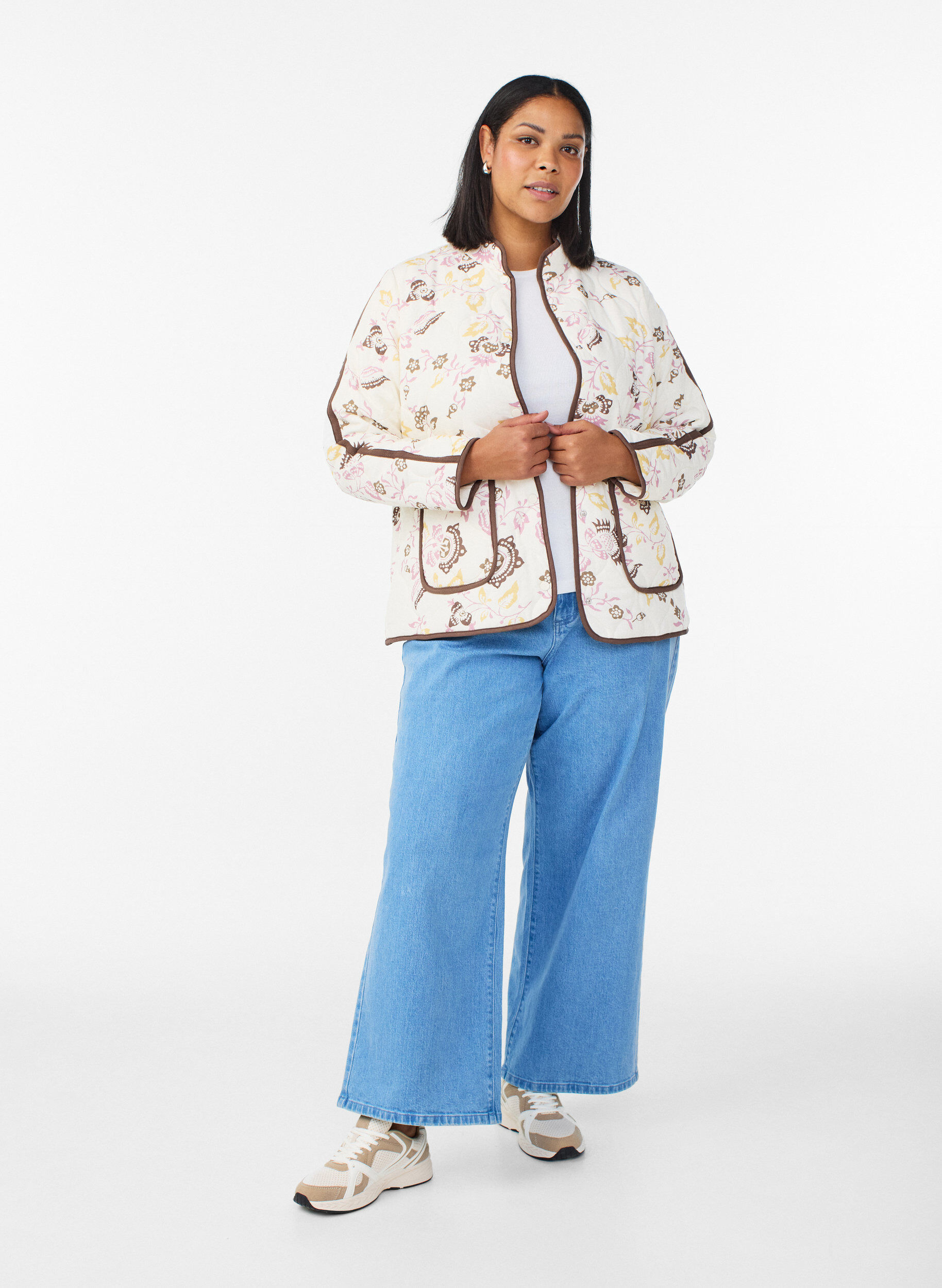 Zizzi Quiltet jakke med knapper og blomstertrykk, Beige, Model image number 1