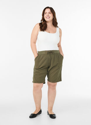 Zizzi Løs shorts av bomull med lommer, Grønn, Model image number 1