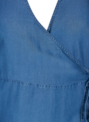 Kort omslagskjole i lyocell, Mid blue denim, Packshot image number 2