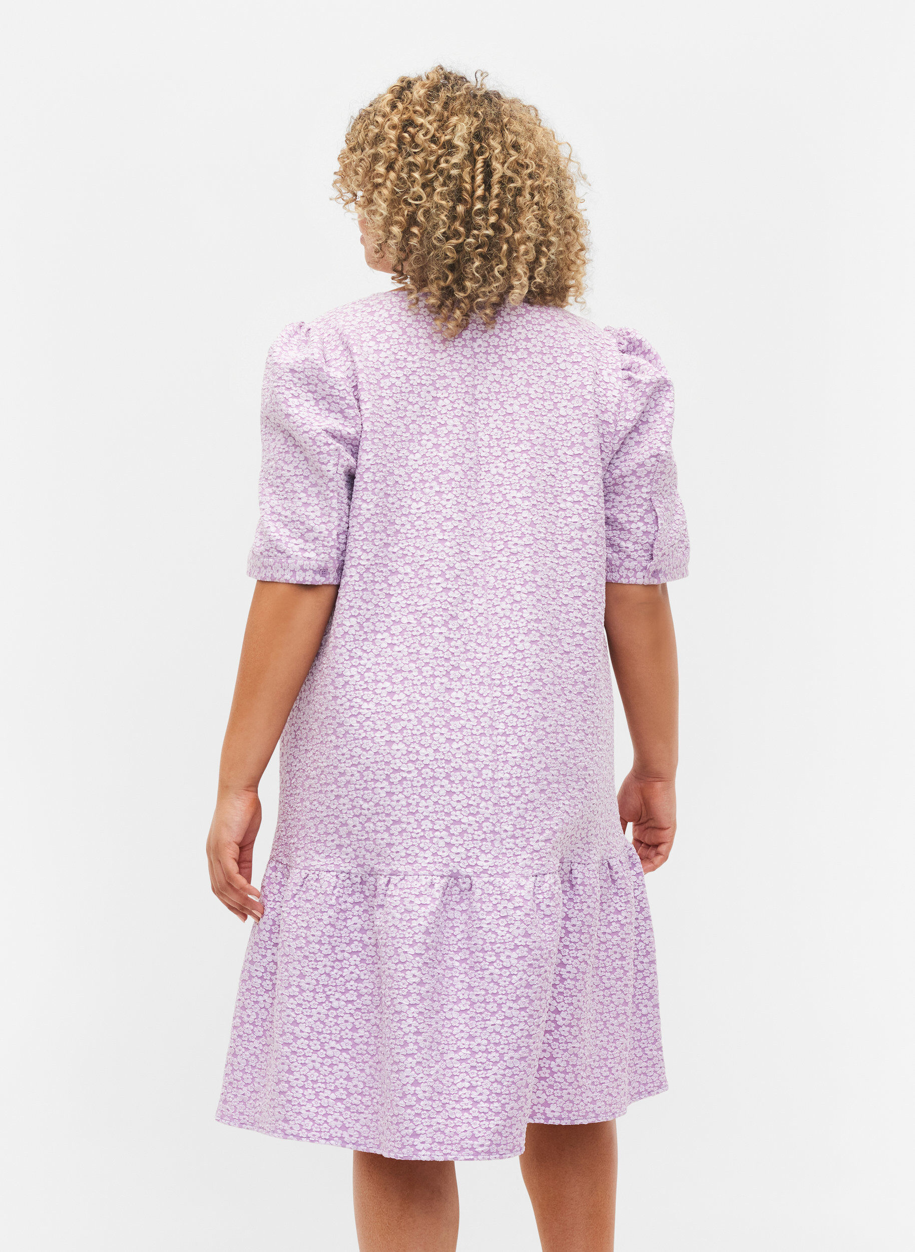 Zizzi Kortermet kjole med V-hals og blomsterm&oslash;nster, Regal Orchid , Model image number 1