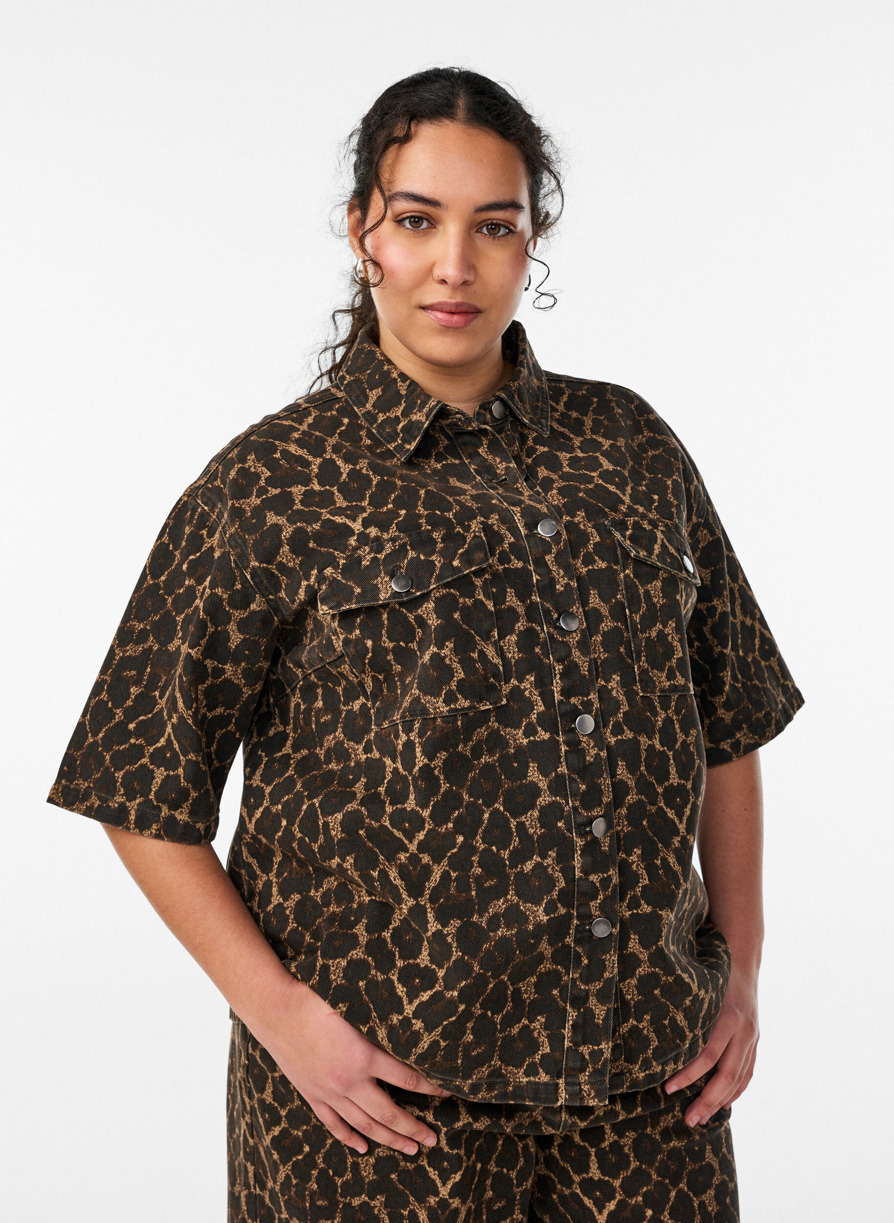 Denimskjorte med leopardm&oslash;nster og korte ermer, Brun, Model