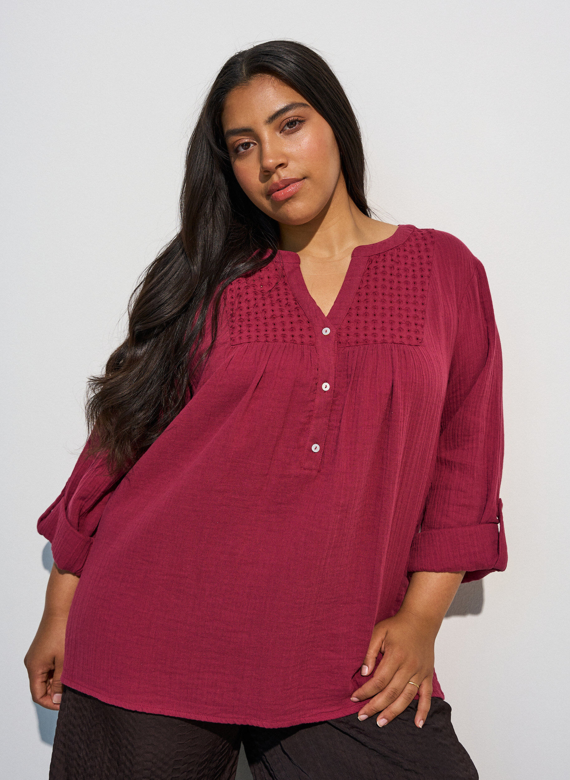 Bluse i bomullsmuslin med broderie anglaise, R&oslash;d, Model