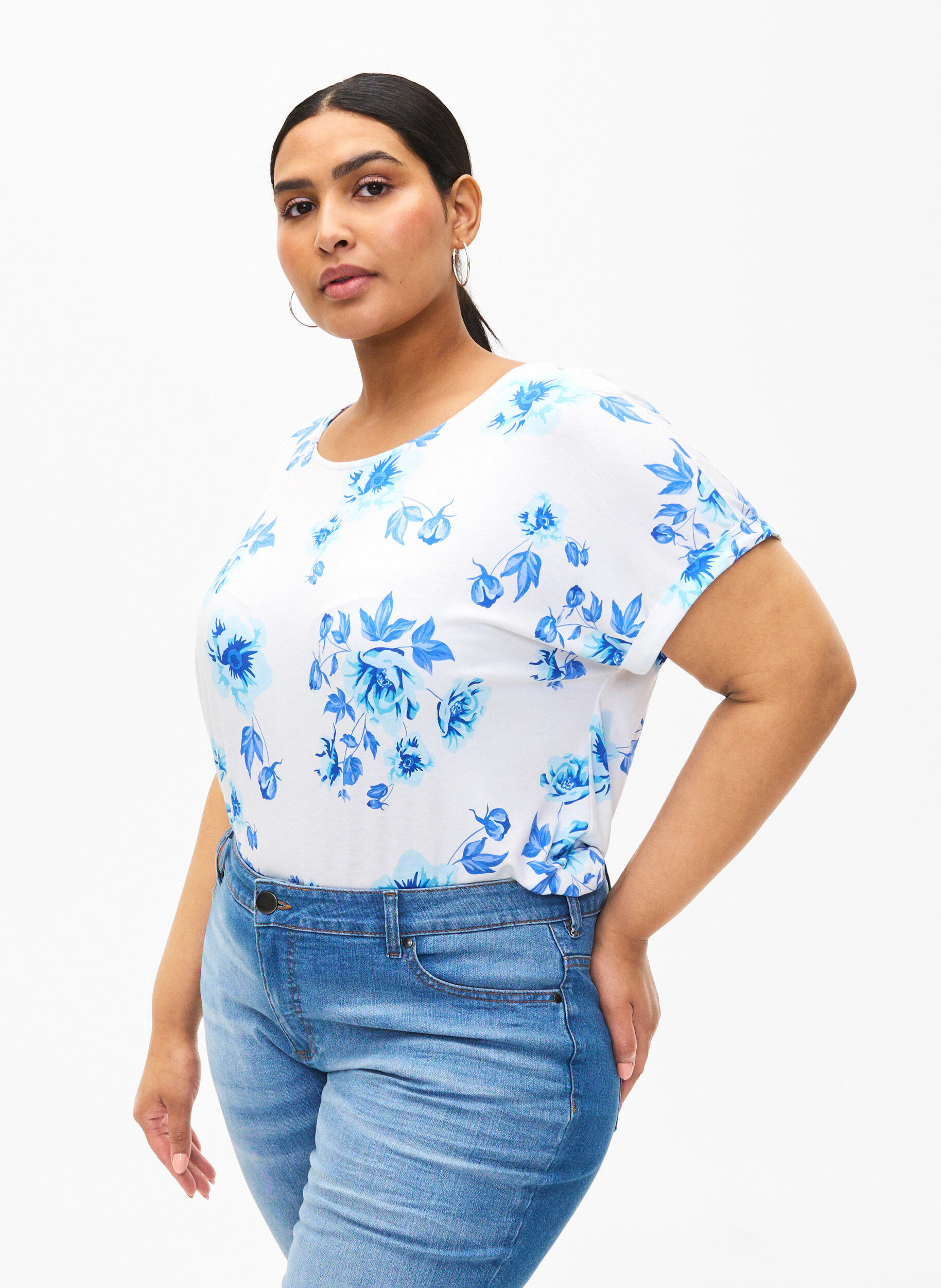 Zizzi Blomstret bluse i viskose med korte ermer, White Blue AOP, Model image number 0