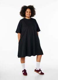 Knelang jerseykjole med lommer og A-fasong, Svart Knelang jerseykjole med lommer og A-fasong, Svart, Model