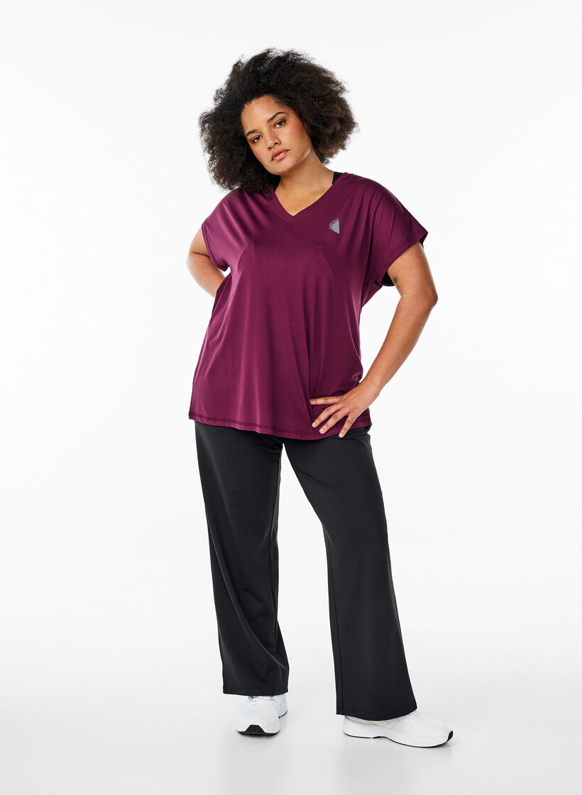 Løstsittende trenings-t-skjorte med V-hals, Grape Wine, Model