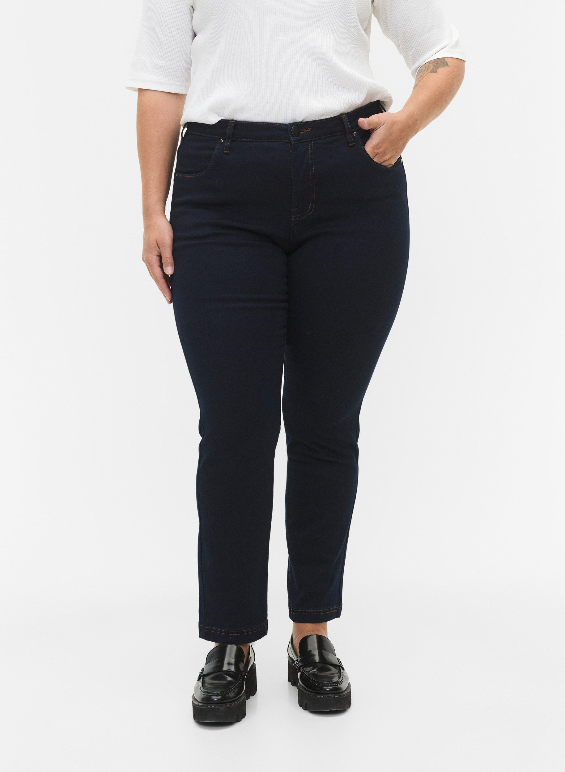 ZizziSlim fit Emily jeans med normal h&oslash;yde i livet, Bl&aring;, Model image number 2