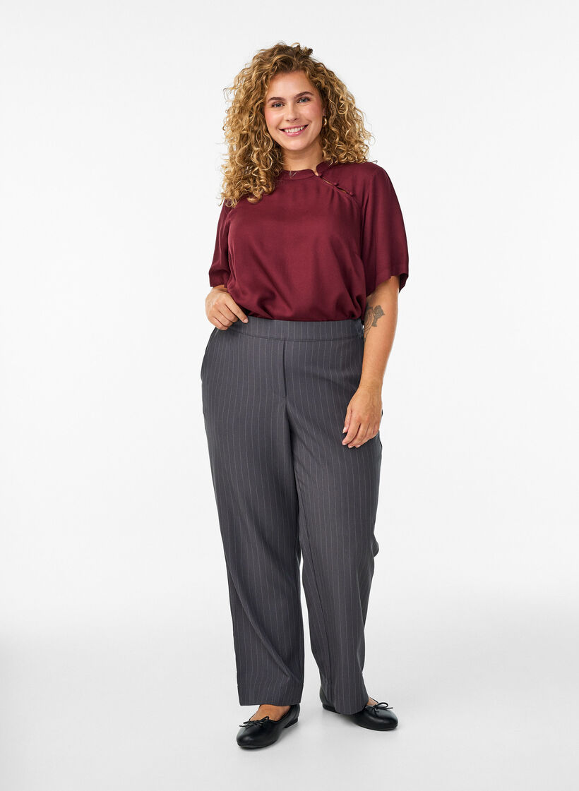 Kortermet bluse med diagonal knappelukking, Rød, Model image number 1