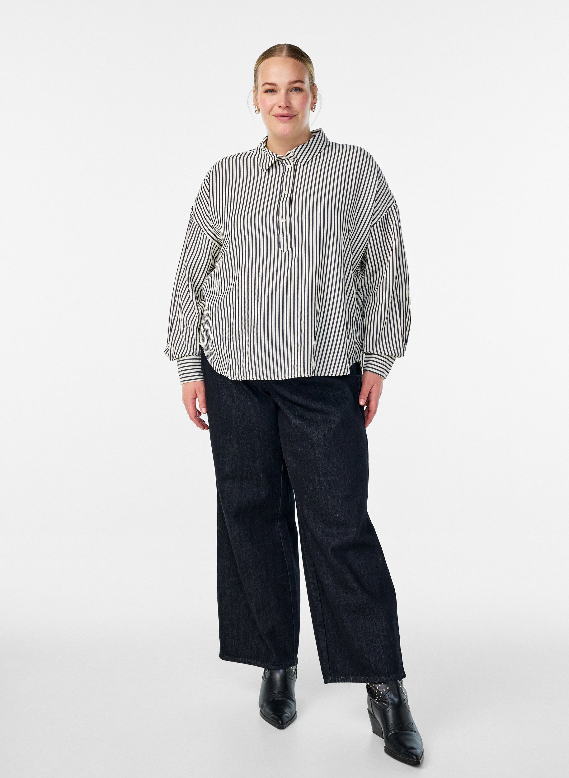 Zizzi Stripet skjorte med knappedetalj p&aring; ryggen, Svart, Model image number 1