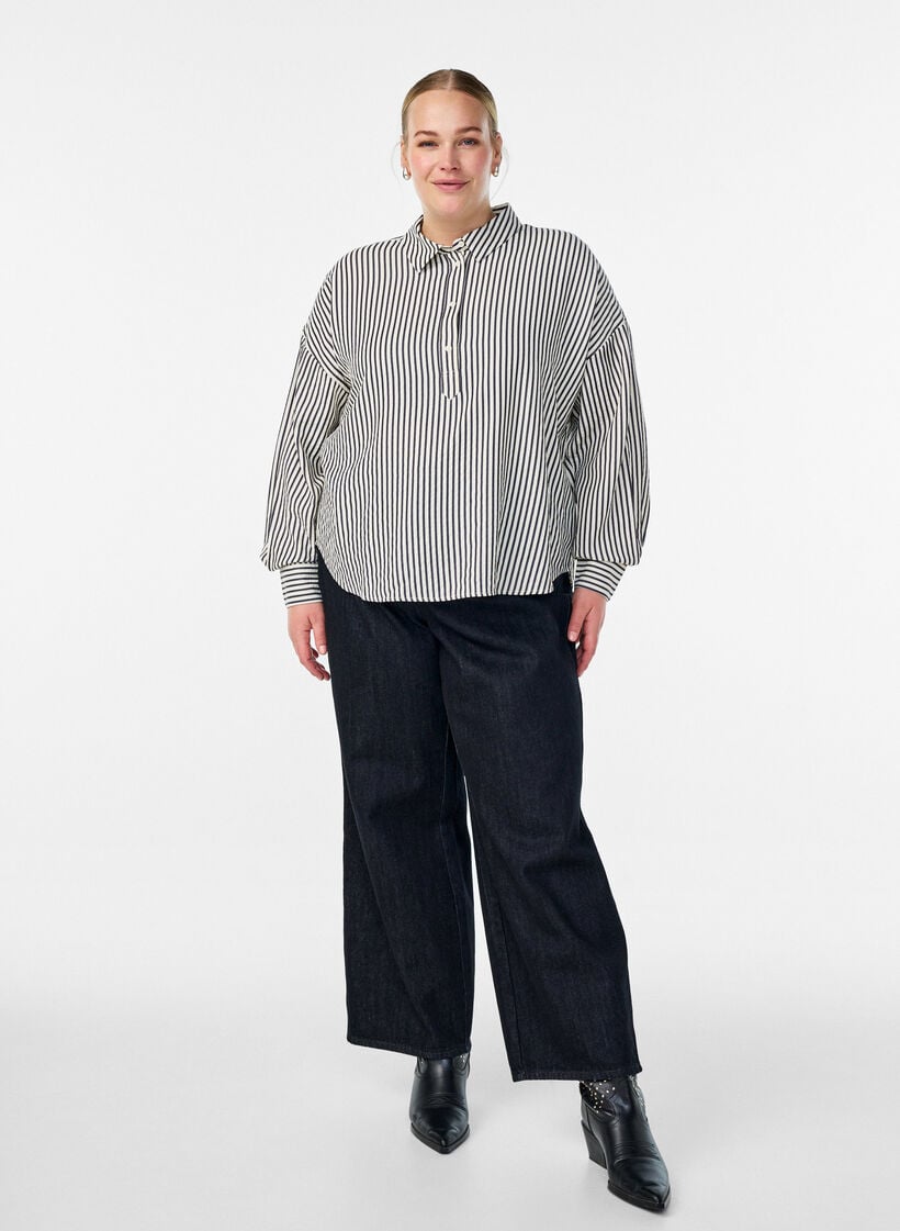 Stripete skjorte med knappedetalj på ryggen, Svart, Model image number 1