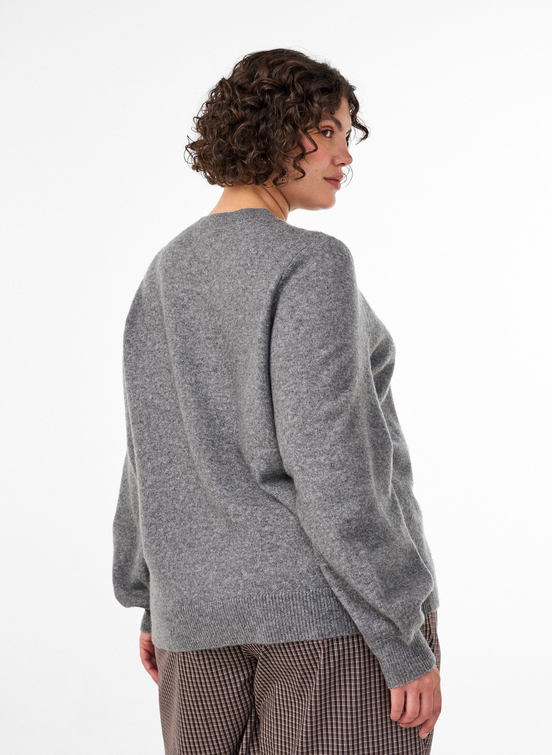 ZizziCardigan i myk strikk med gullfargede knapper, Gr&aring;, Model image number 2