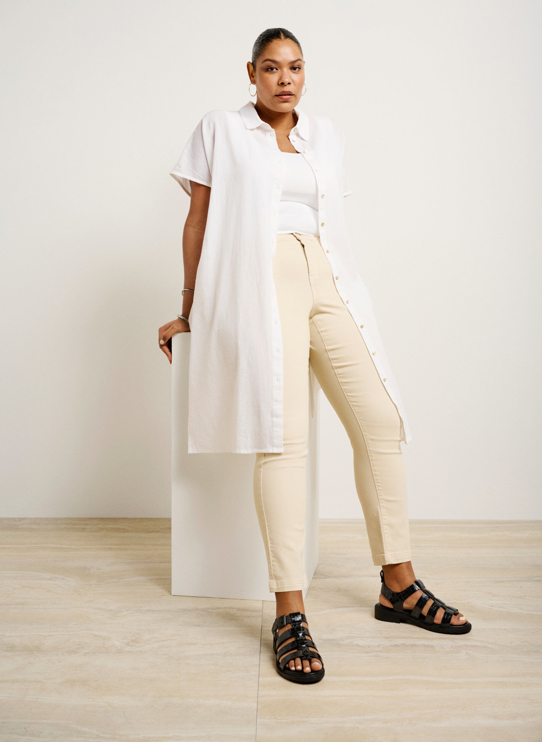 Zizzi Sandal med bred passform i skinnende krokodilleskinn, Black, Image image number 0