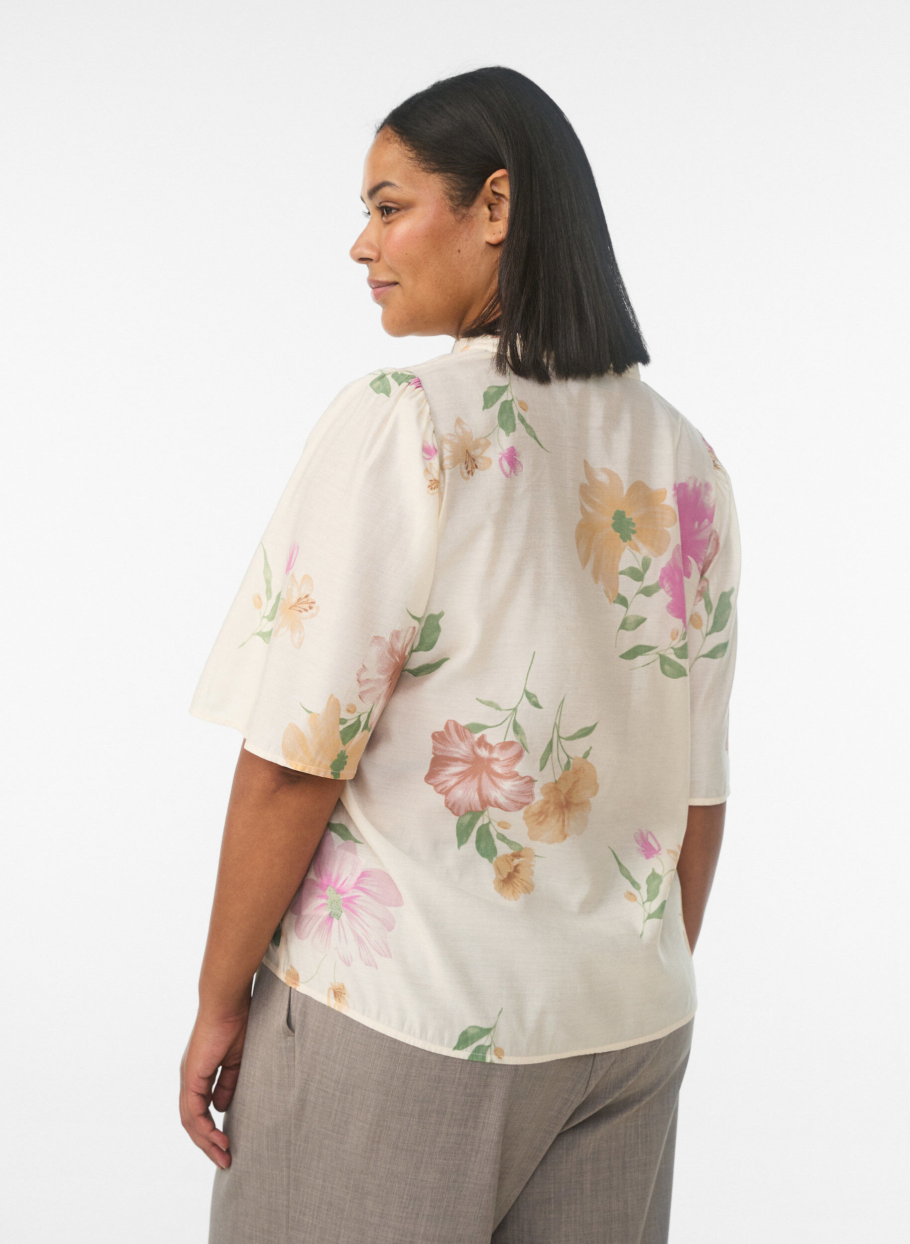 Zizzi Bluse med blomstertrykk, rysjekrage og 1/2 ermer, Beige, Model image number 2