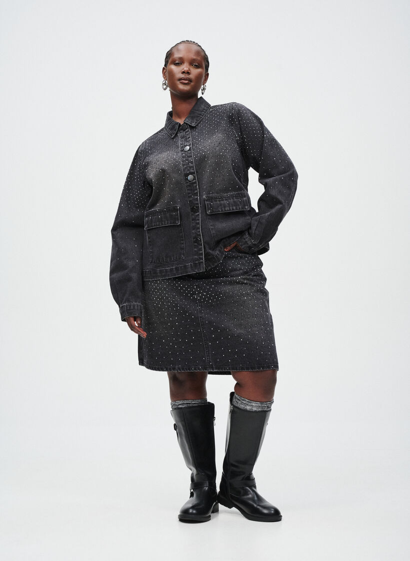 Denim med steindetaljer, , Model