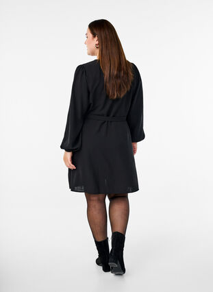 Zizzi Kort omslagskjole med knytebelte, Svart, Model image number 2