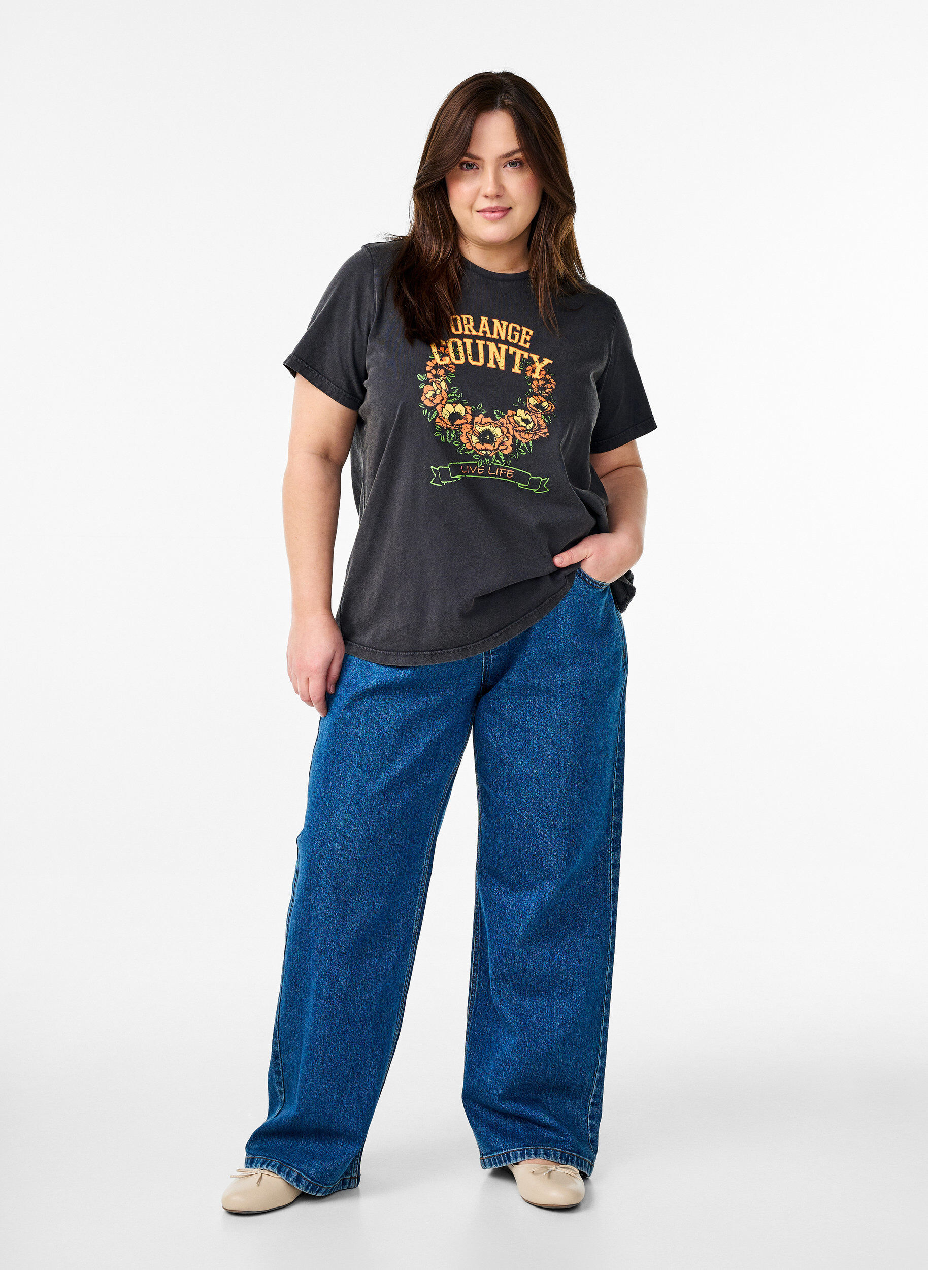 Zizzi T-skjorte i &oslash;kologisk bomull med et kult trykk, Gr&aring;, Model image number 1