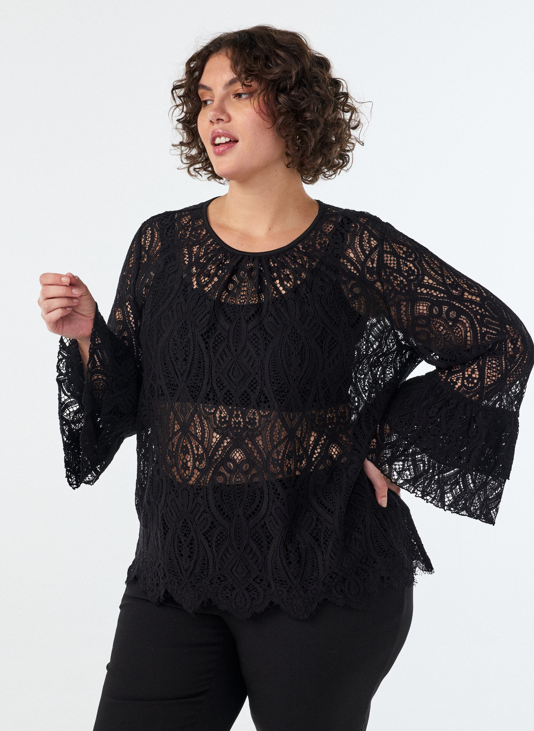 ZizziBlondebluse med lange trompetermer og volanger, Svart, Model image number 0