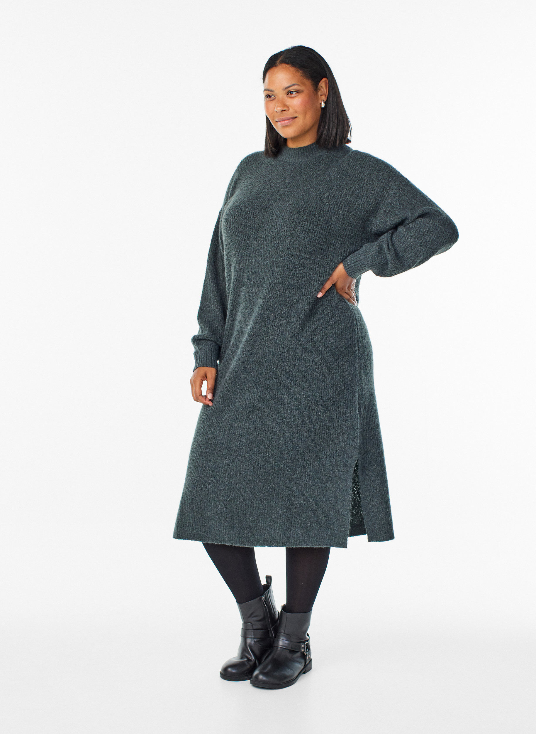 Lang strikkekjole med h&oslash;y hals, Gr&oslash;nn, Model