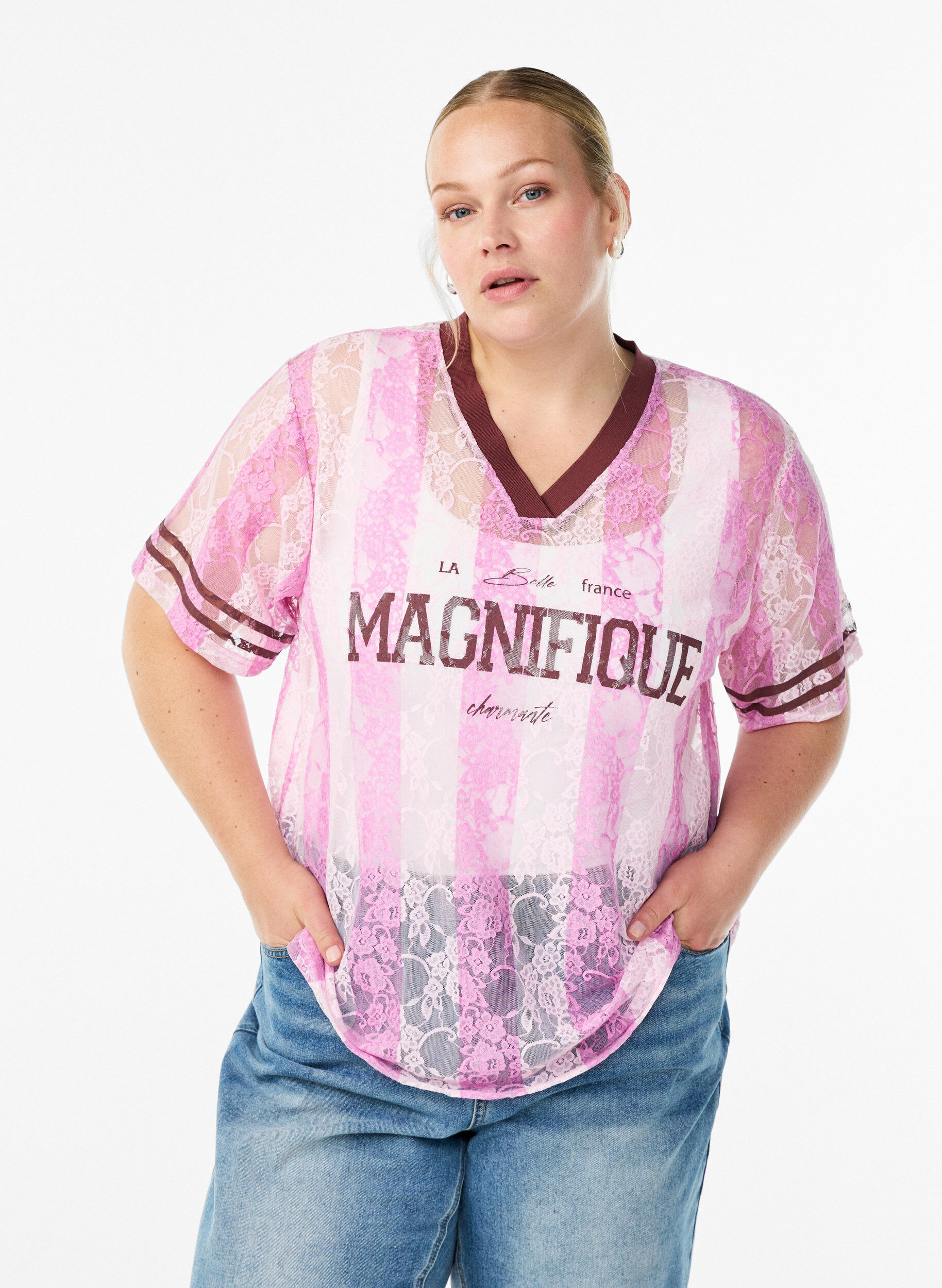 Stripete bluse med blonder og statement-trykk, Rosa, Model