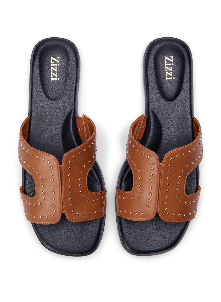 Flate slip-on-sandaler med bred passform og nitter, Friar Brown, Packshot