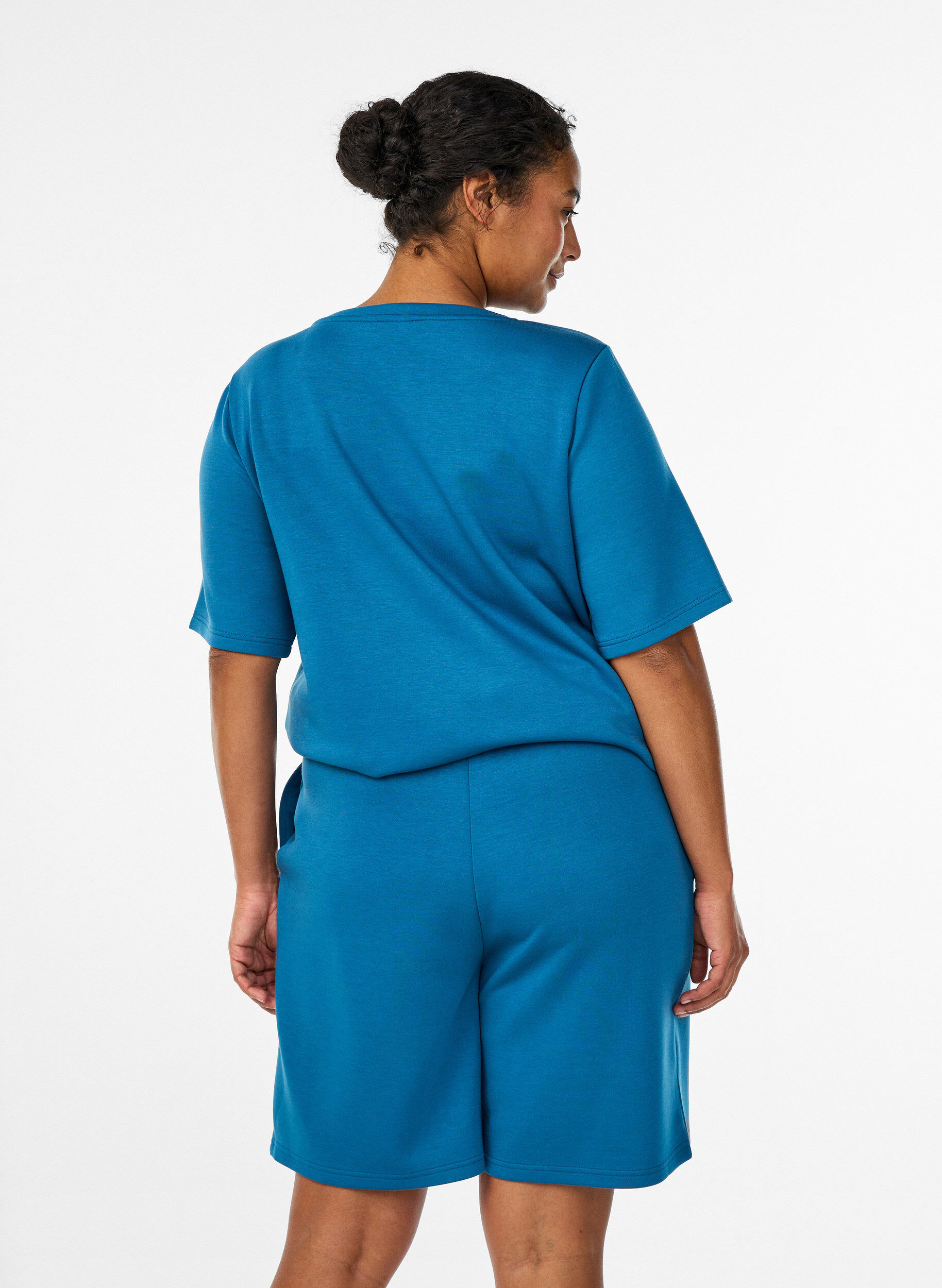 Zizzi Shorts laget av en modal-miks med lommer, Bl&aring;, Model image number 2