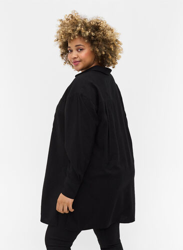 Lang viskoseskjorte med lommer og splitt, Black, Model image number 1