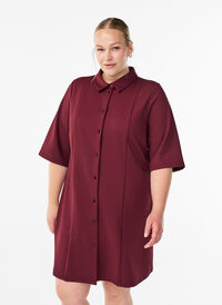 Kort skjortekjole med 3/4 ermer, Rød Kort skjortekjole med 3/4 ermer, Rød, Model