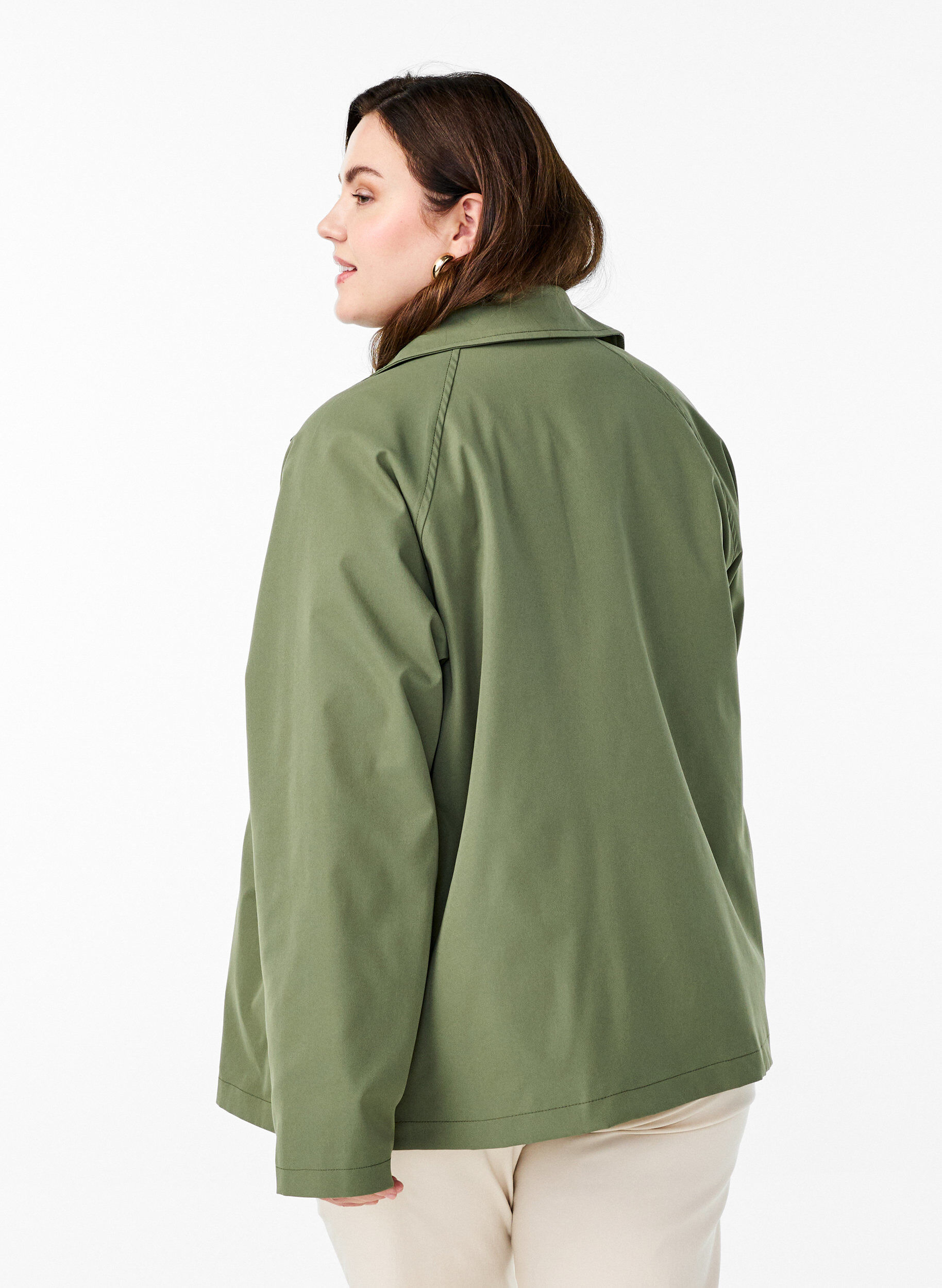 Zizzi Kort trenchcoat med lommer, Gr&oslash;nn, Model image number 2