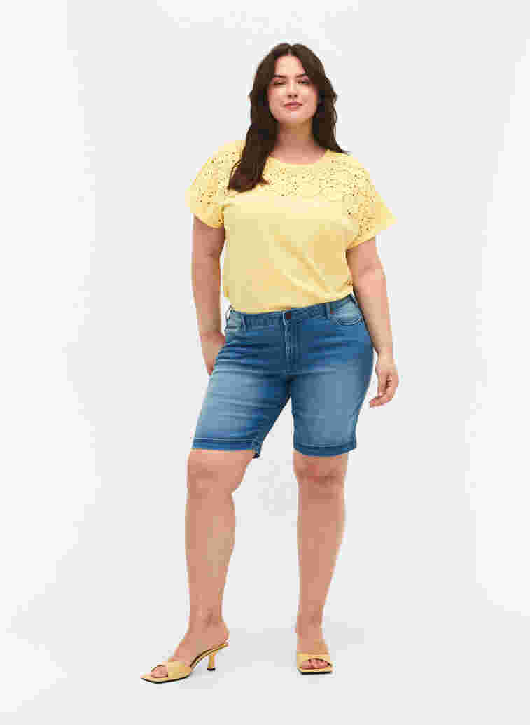 Slim fit Emily shorts med normal midje, Light blue denim, Model image number 2