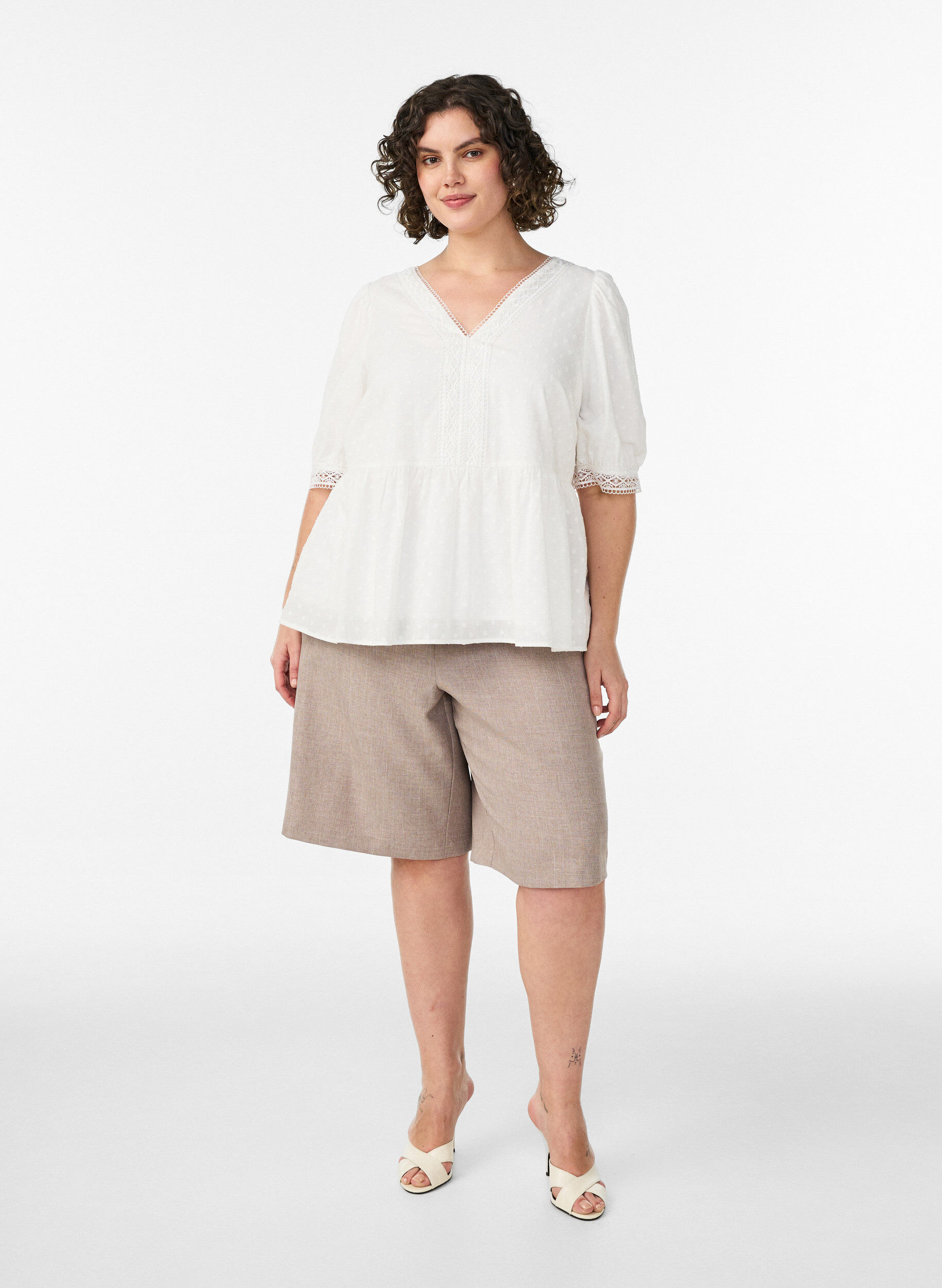 Zizzi Bluse i teksturert bomull med hekledetaljer, Hvit, Model image number 1