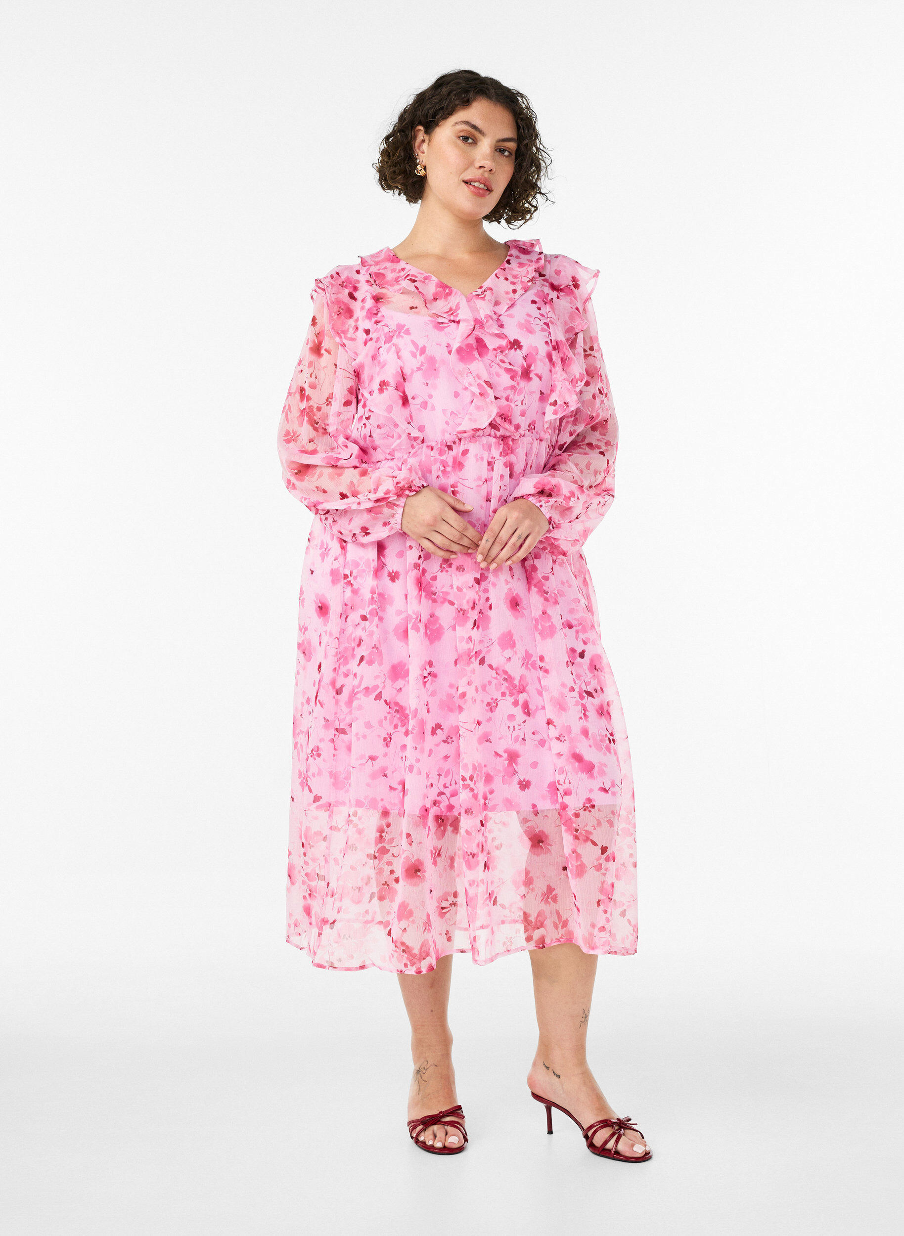 Chiffonkjole med blomsterprint, volanger og lange ermer, Rosa, Model