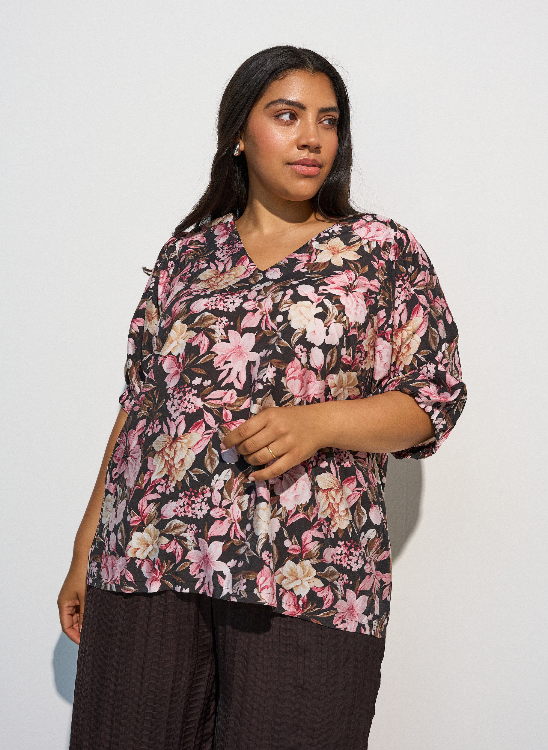 Viskosebluse med V-hals, Rosa, Model