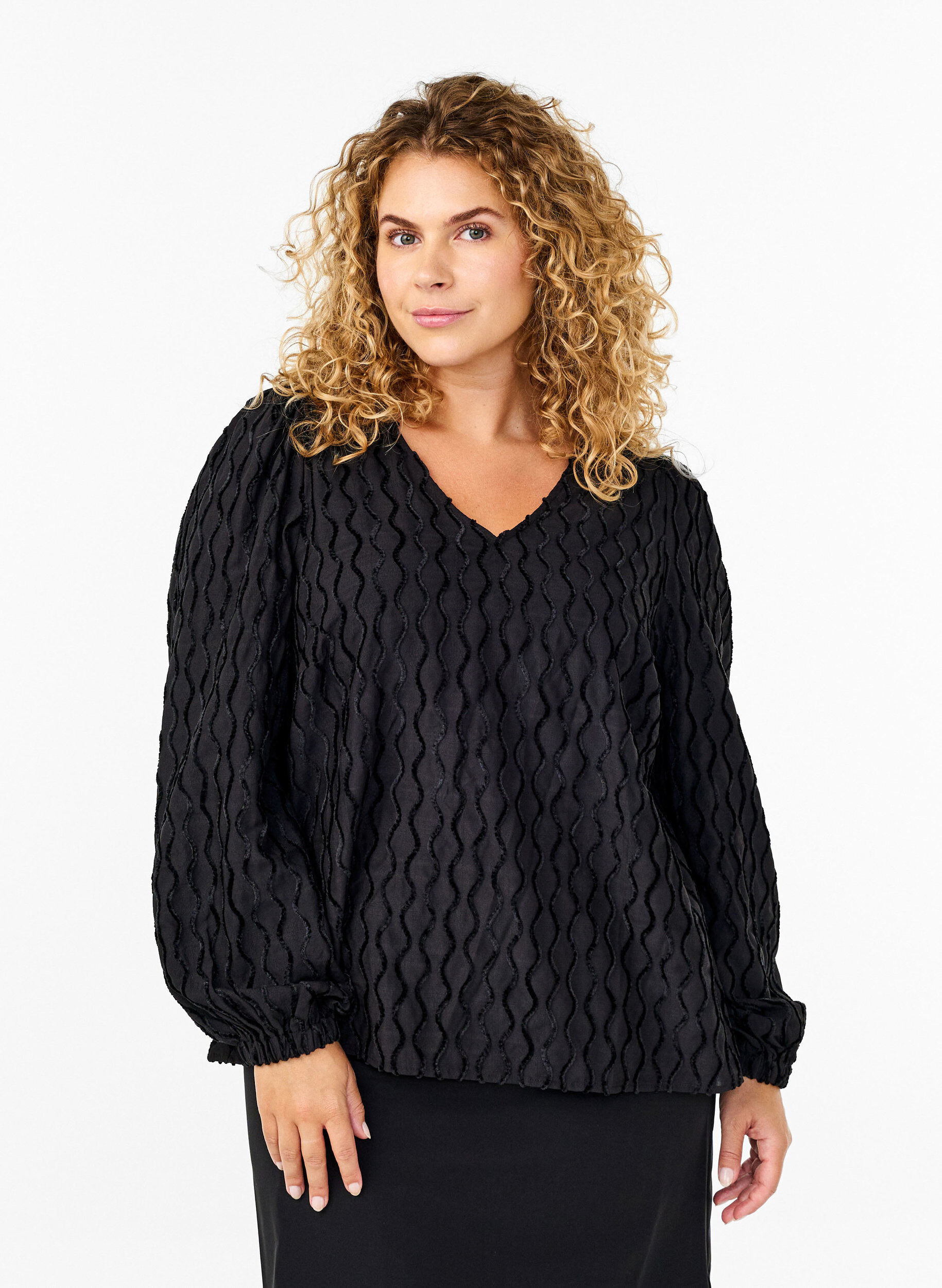 Zizzi Langermet m&oslash;nstret bluse med V-hals, Black, Model image number 0