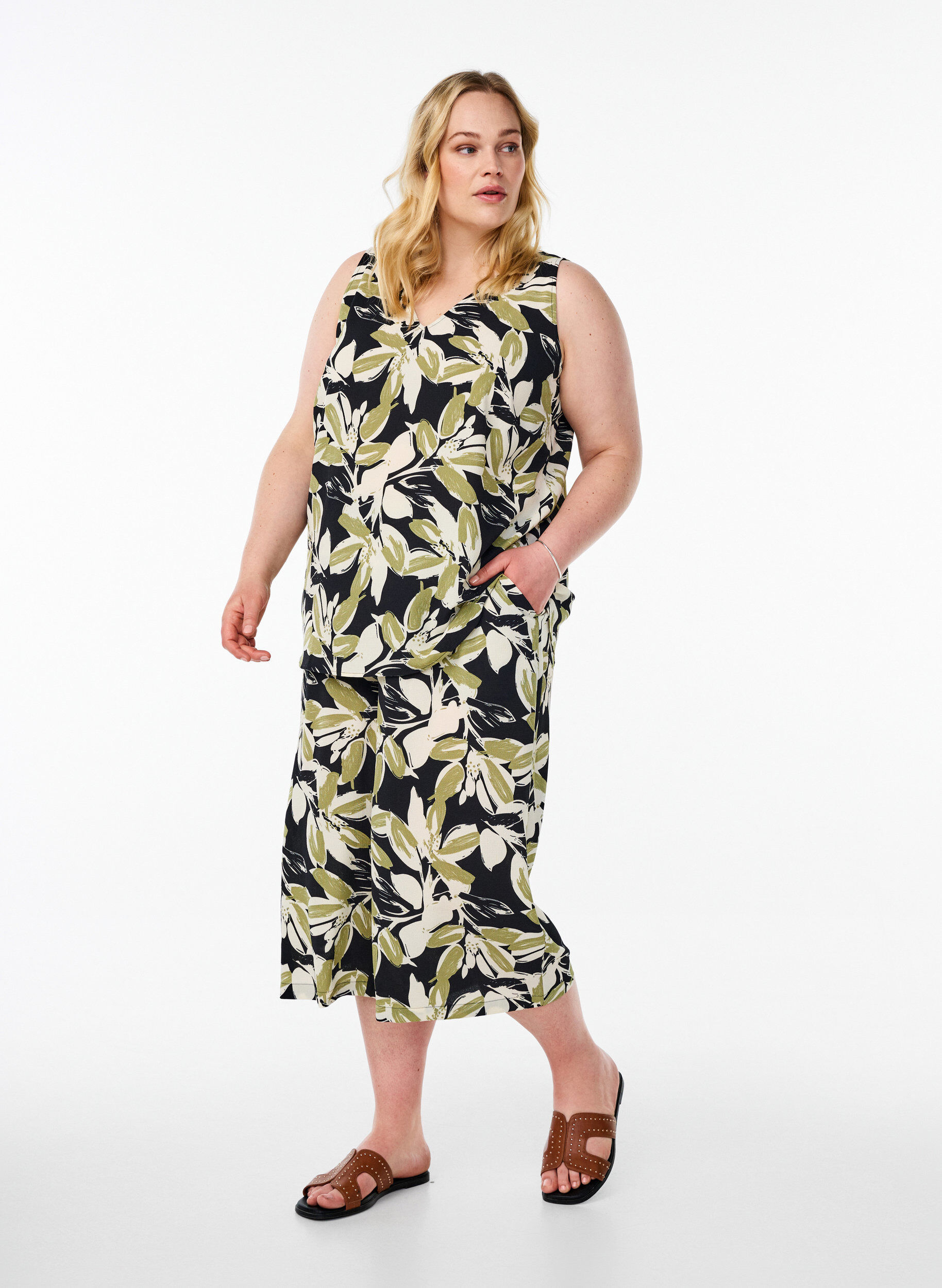 ZizziTopp med trykk og V-hals, Svart, Model image number 1