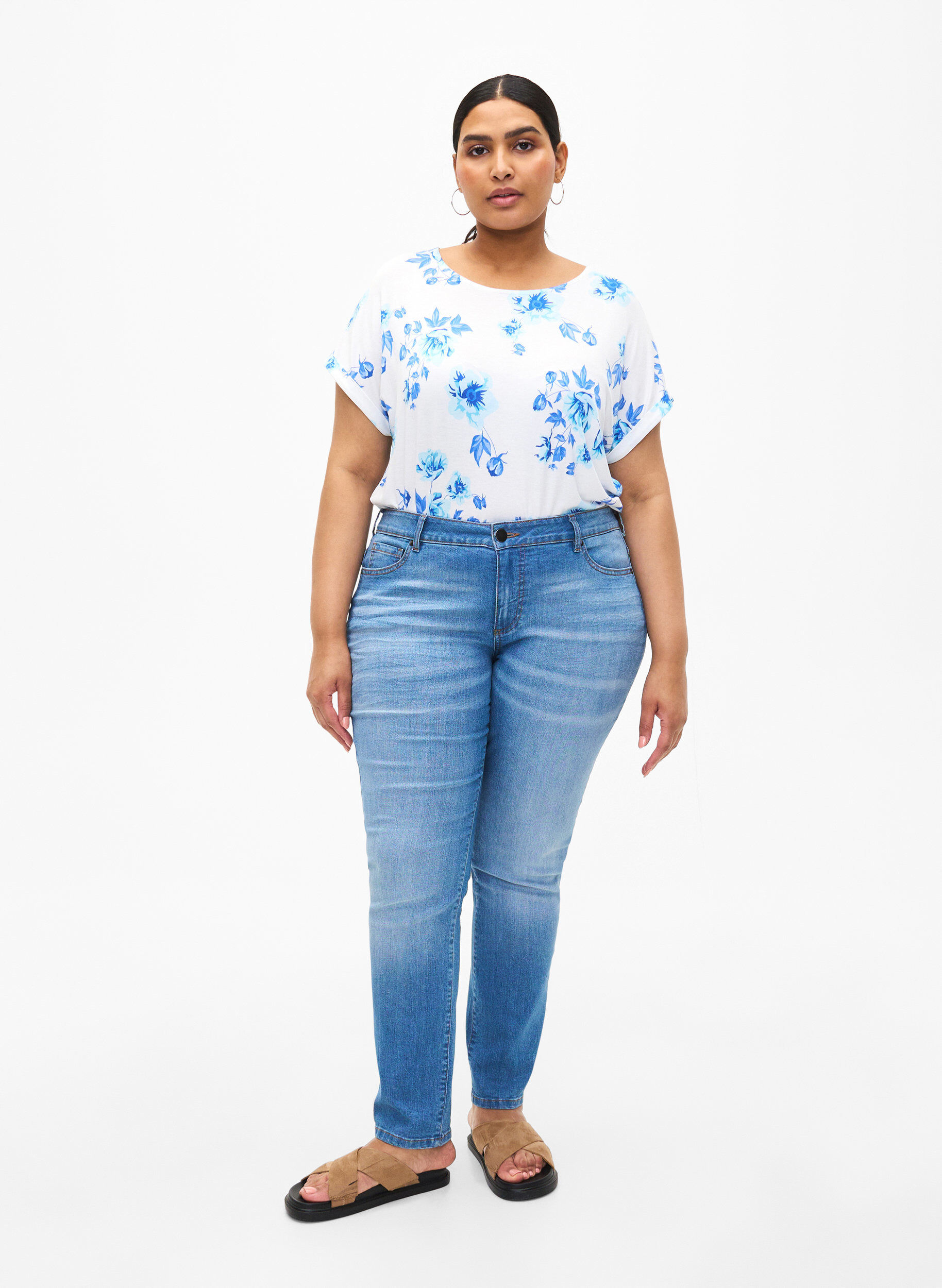 Zizzi Blomstret bluse i viskose med korte ermer, White Blue AOP, Model image number 2