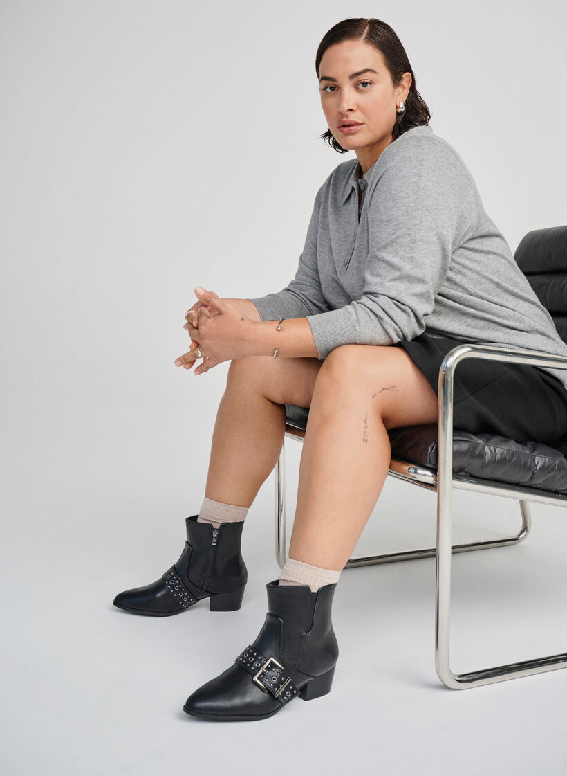Wide fit - Skinn ankelstøvlett med stropp og nagler, Black, Image