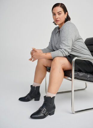 Zizzi Wide fit - Skinn ankelstøvlett med stropp og nagler, Black, Image image number 0
