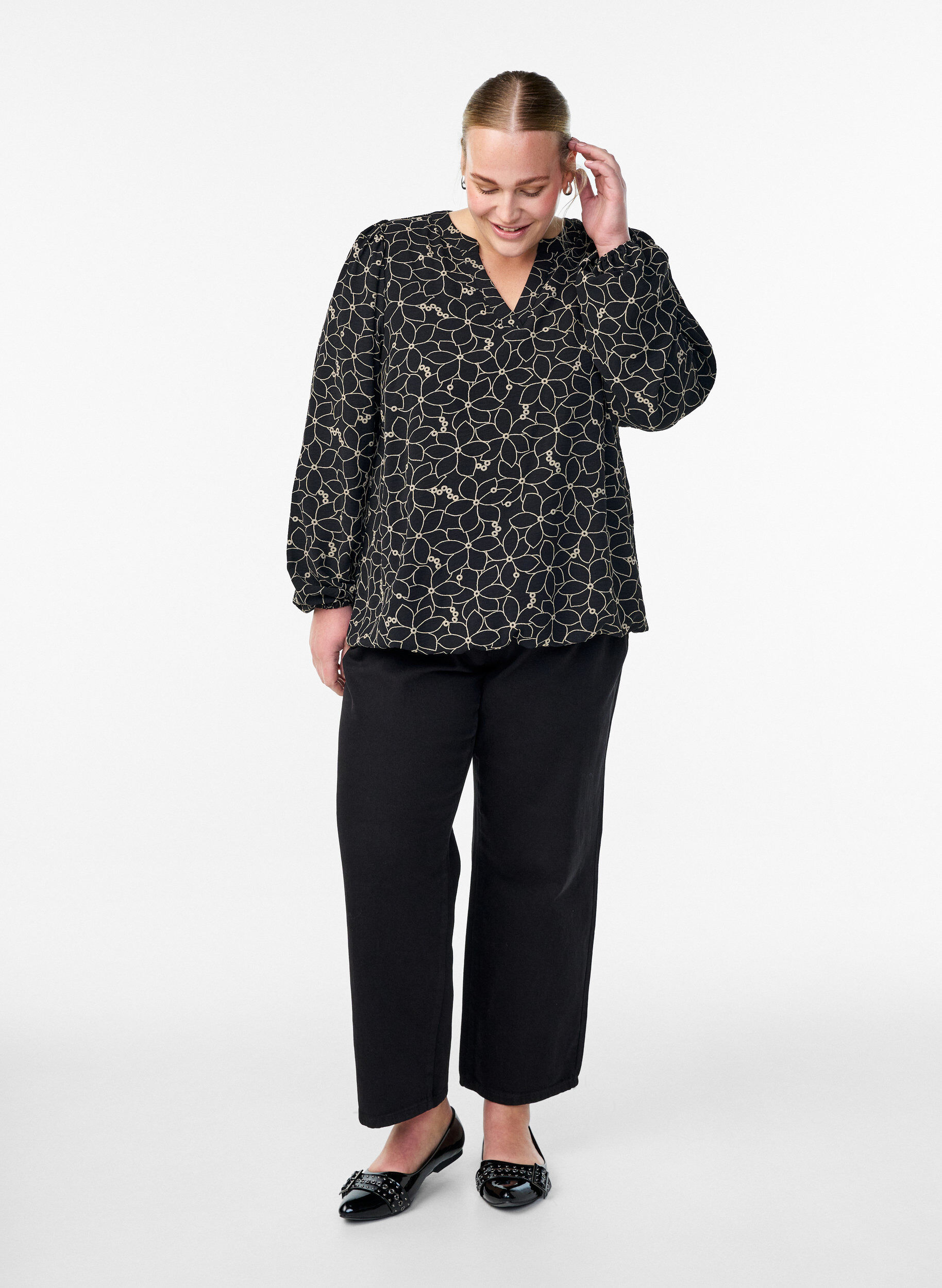 Zizzi Langermet bluse med blomsterbroderi, Svart, Model image number 1
