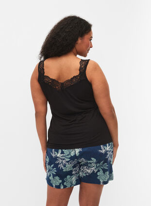 Zizzi Viscose-topp med blondedetaljer, Svart, Model image number 2