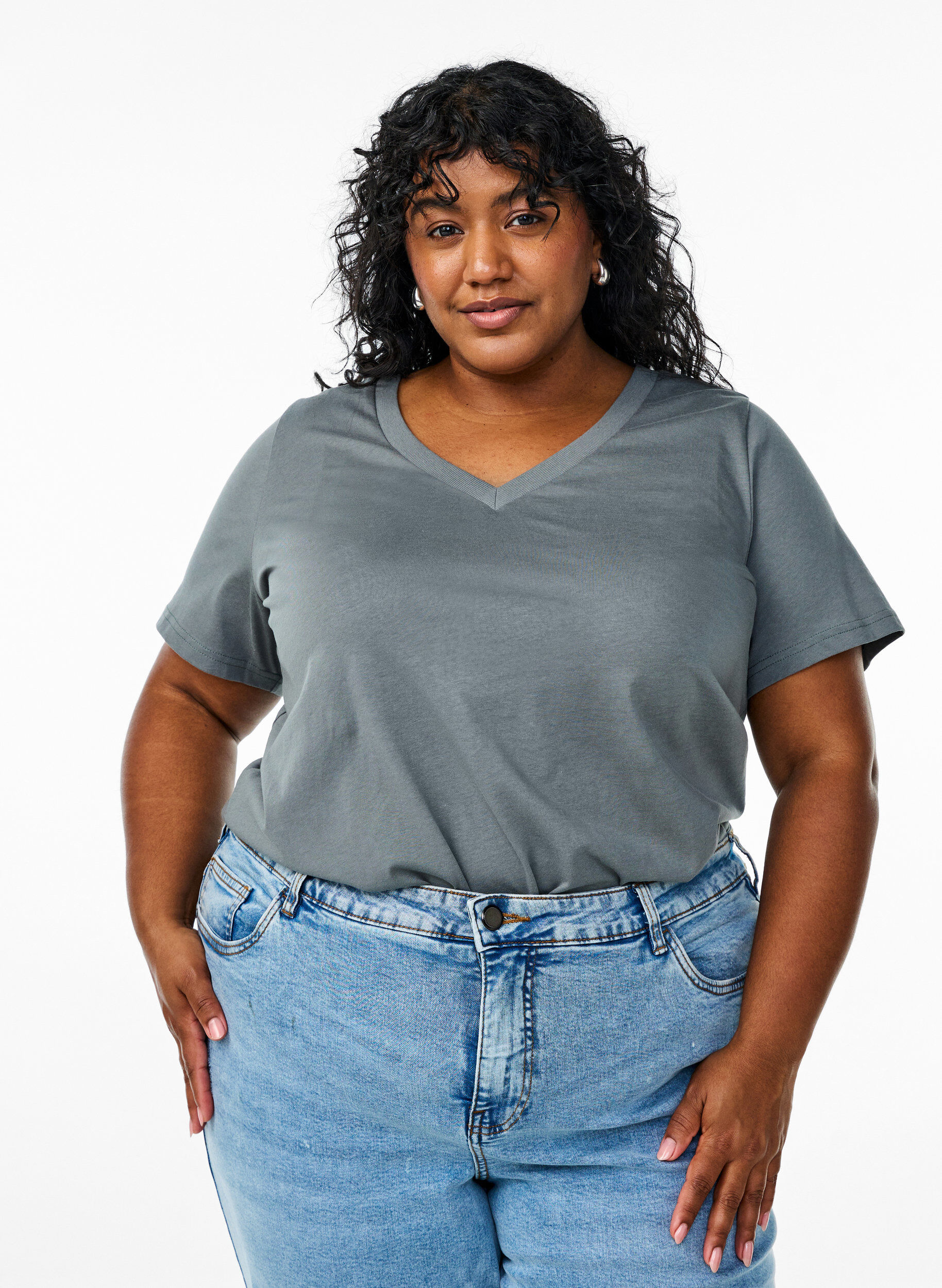 Enkel T-skjorte i bomull med V-hals, Gr&oslash;nn, Model