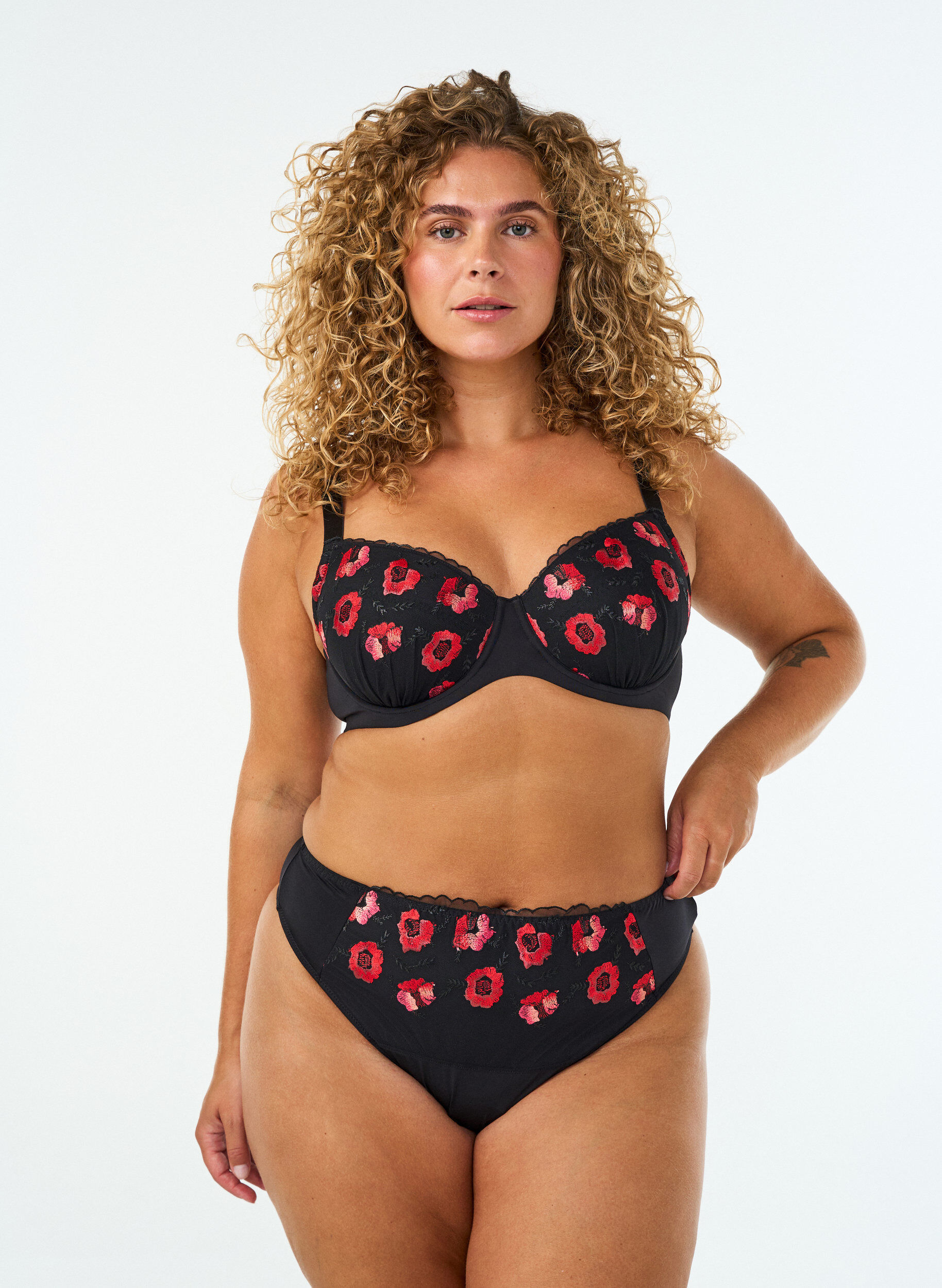 ZizziPolstret BH med spiler og blomsterbroderi, Svart, Model image number 1