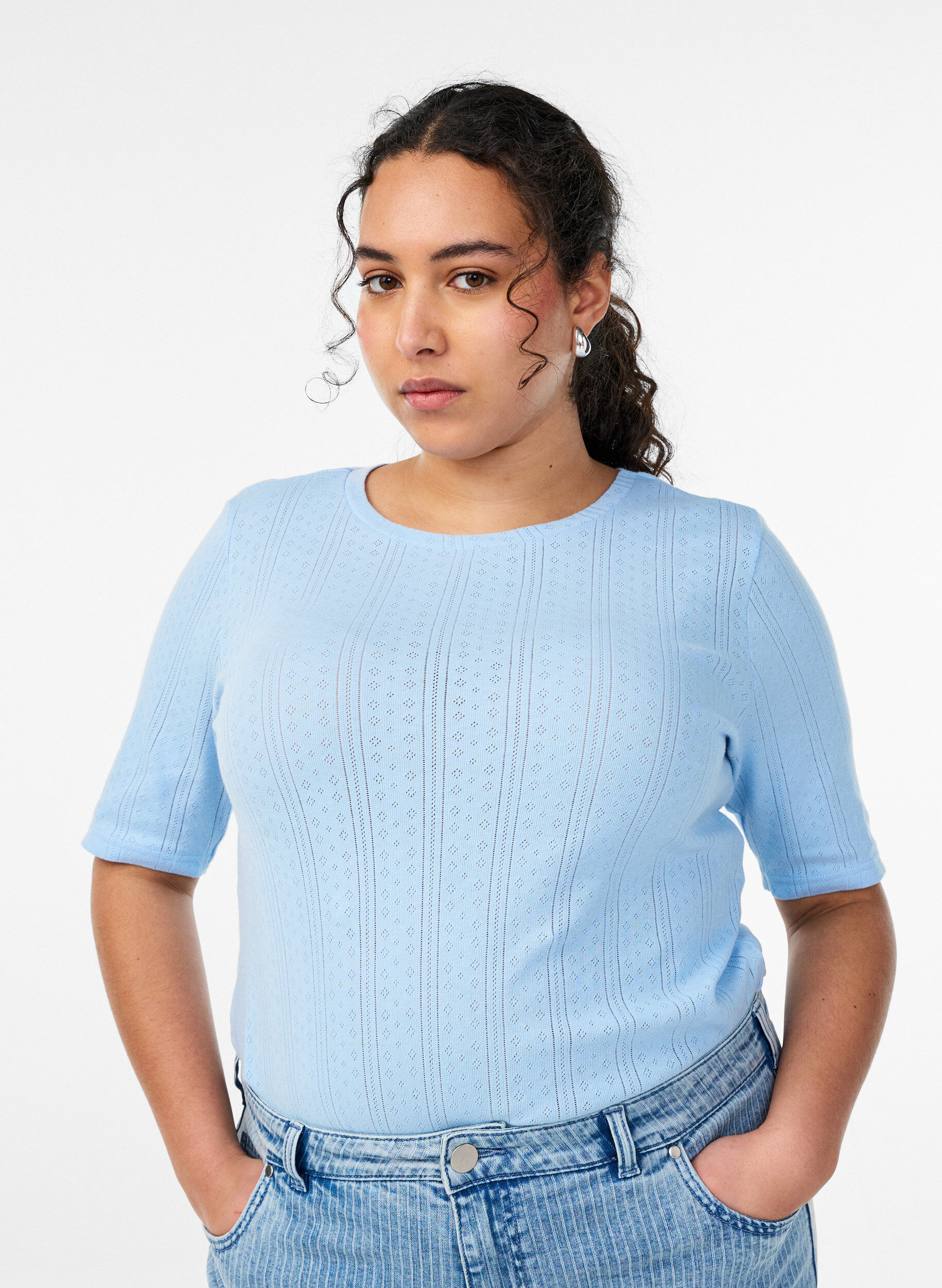 T-skjorte i bomull med hullbroderi, Bl&aring;, Model