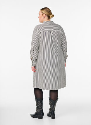 Zizzi Lang stripet skjorte med knappedetalj bak, Svart, Model image number 2