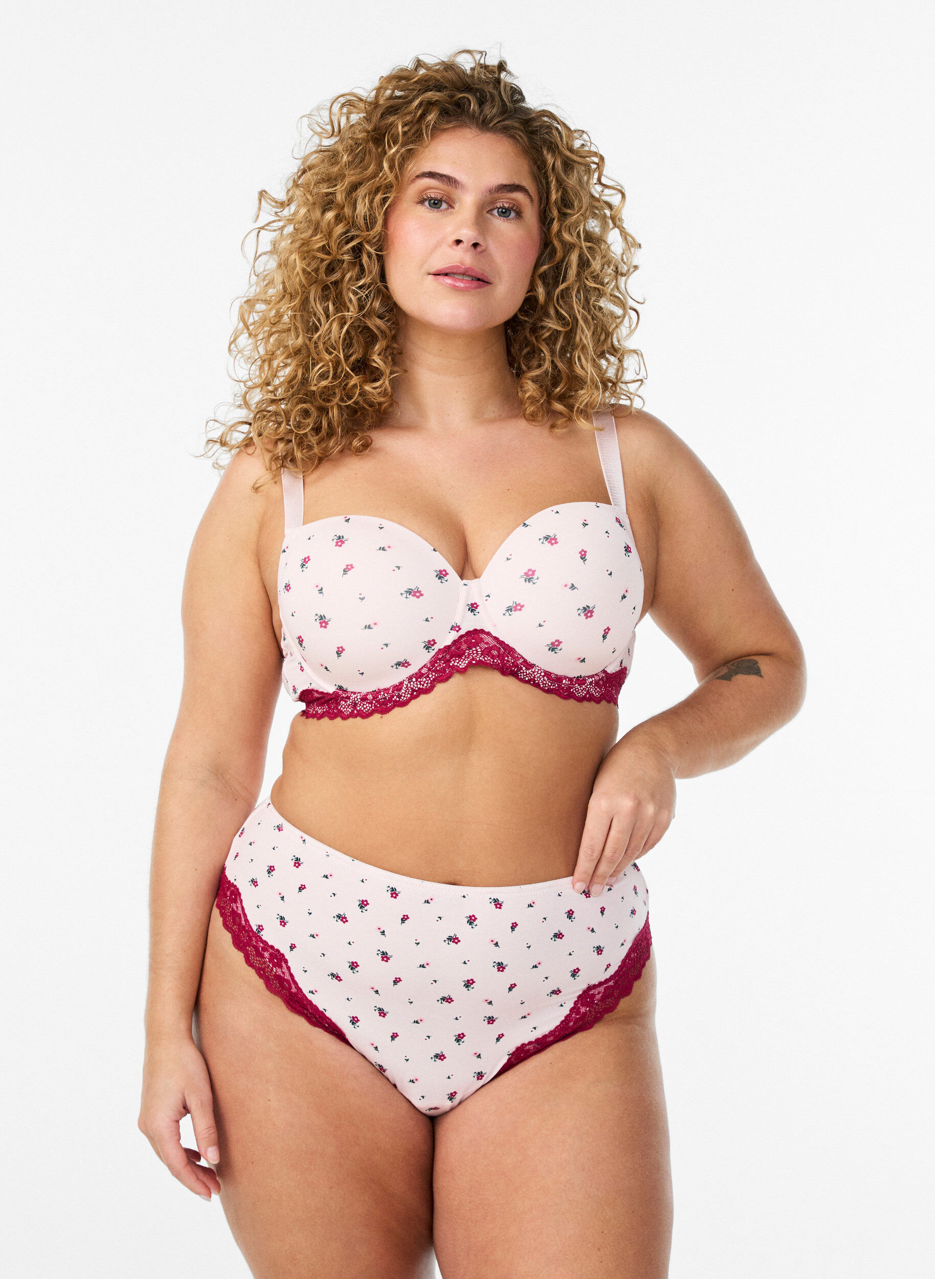 ZizziBrasilianske truser med blomstertrykk og blonder, Rosa, Model image number 0
