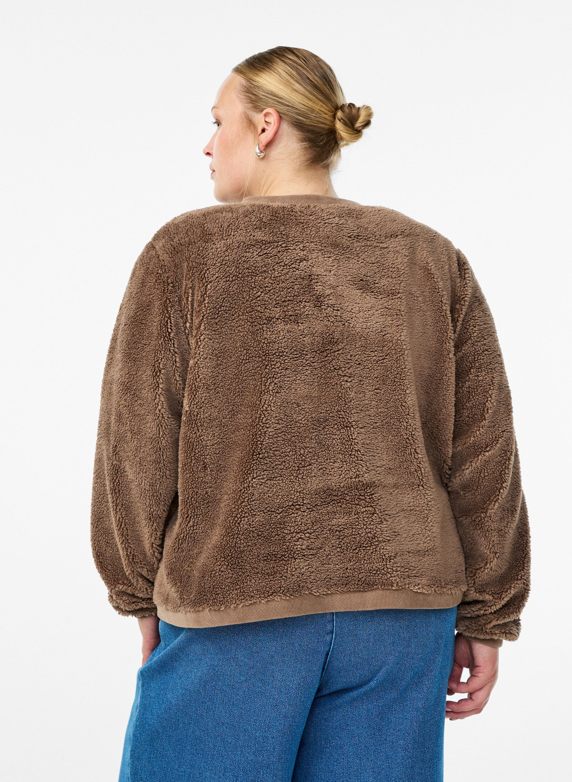 Zizzi Teddy cardigan med pyntede knapper, Brun, Model image number 2
