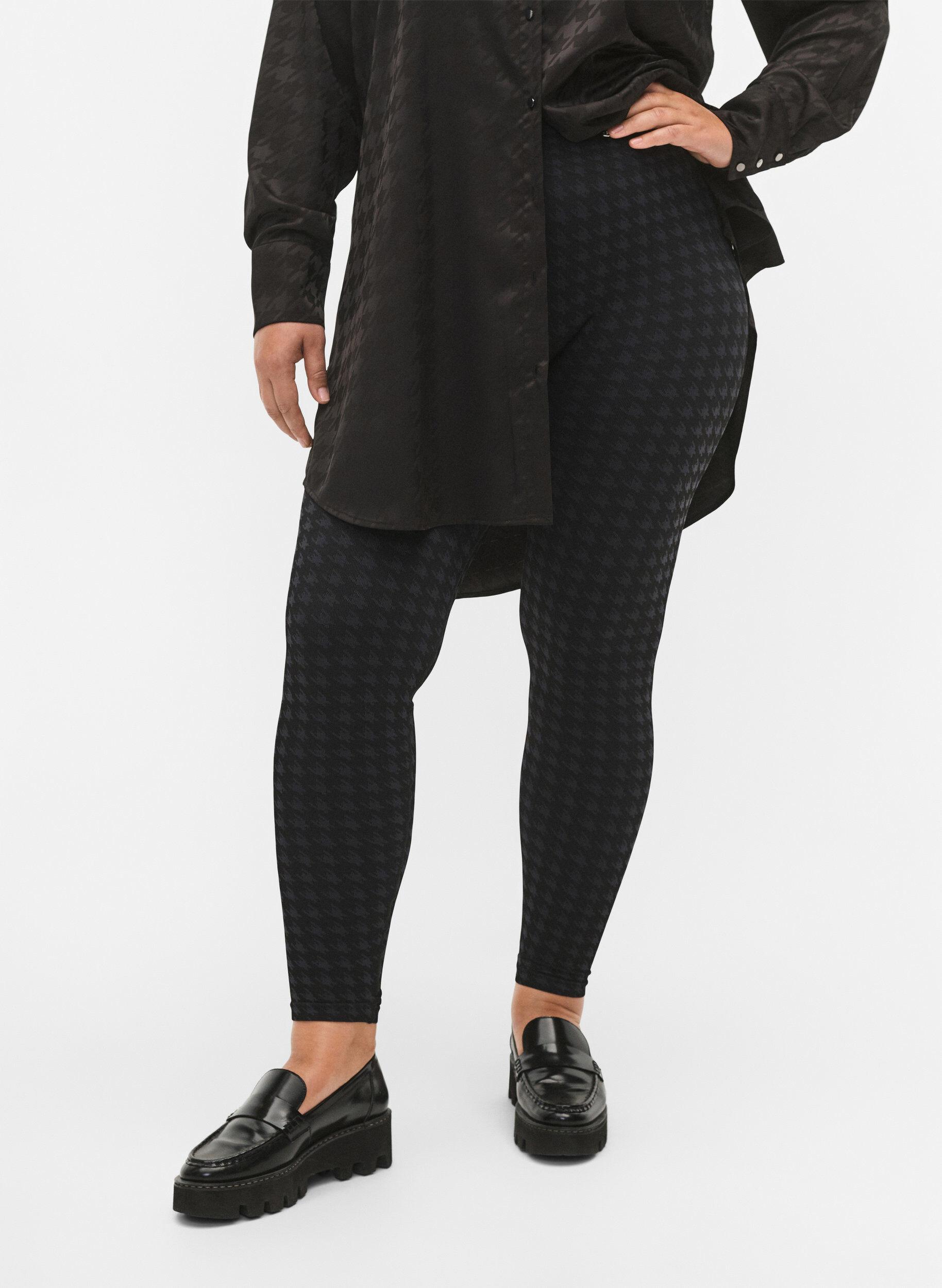 Zizzi S&oslash;ml&oslash;s leggings i houndstooth m&oslash;nster, Black w. Dark Grey, Model image number 2