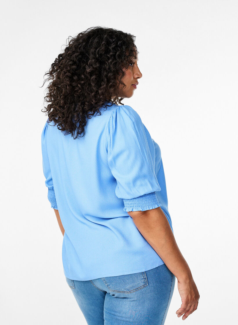 Viskosebluse med vaffelsøm og rysjedetaljer, Cornflower Blue, Model image number 1