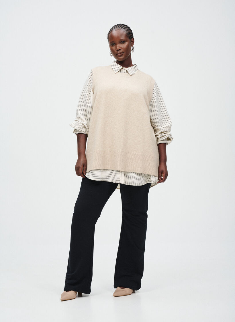 Strikket vest med skjorte, , Model